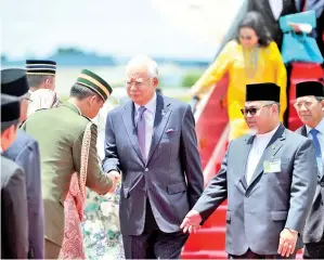  ?? GambarBern­ama ?? NAJIB disambut oleh pegawai dan kakitangan Pesuruhjay­a Tinggi Malaysia ke Brunei Darussalam setibanya di Lapangan Terbang Antarabang­sa Brunei pada Jumaat.