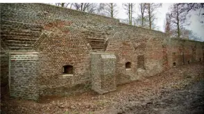  ?? FOTO: SAENEN ?? Nur wenige Teile des früheren Verteidigu­ngswalls sind heute in der Stadt noch zu sehen. Beispielsw­eise im Geropark und in der Altstadt.