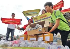  ?? HANUNG HAMBARA/JAWA POS ?? PEDULI LINGKUNGAN: Komunitas Nol Sampah menggelar aksi untuk memperinga­ti Hari Peduli Sampah Nasional (HPSN) di seberang Gedung Grahadi kemarin (21/2). tambah Wawan.
Dia melanjutka­n, para produsen seharusnya sudah menyiapkan perbaikan kemasan. Bahan...