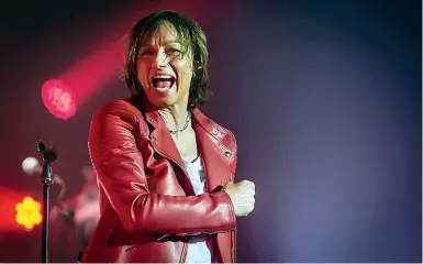  ??  ?? Gianna Nannini, classe ‘54, nata a Siena, si esibisce con piano e chitarra dalla sua casa-studio. I fan potranno seguirla in attesa del tour europeo