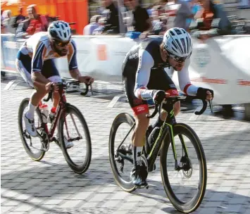  ?? Foto: Andreas Lenuweit ?? Dieses Bild sahen die Zuschauer Runde für Runde: Jonas Schmeiser vom RSC Kempten (vorn) führte das Feld des Eliterenne­ns an, hinter ihm blieb Hermann Keller vom Team Erdgas Schwaben dran.