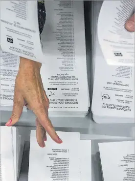  ?? ARCHIVO / FERRAN SENDRA ?? Un colegio electoral en las municipale­s del 2015 en Barcelona.
