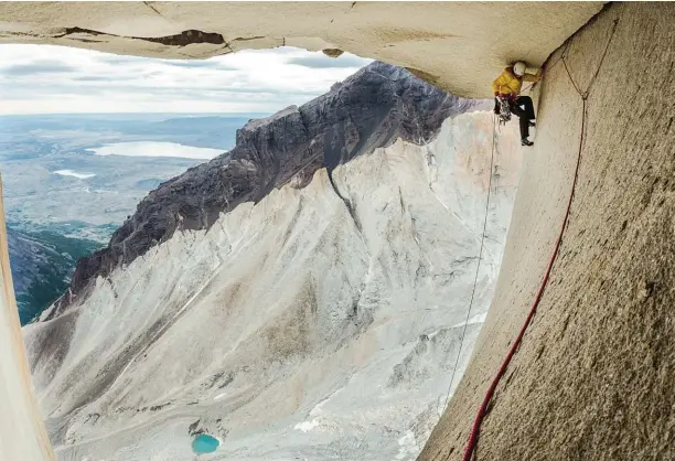  ?? THOMAS SENF ?? Above / Arriba: German climber Ines Papert going up pitch 27 of the route “Riders on the Storm” in Torres del Paine. La alpinista alemana Ines Papert subiendo el largo 27 de la ruta "Riders on the Storm" en Torres del Paine.