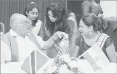  ??  ?? Sanatan Dharma Maha Saba (SDMS), Sat Maharaj and Opposition Leader Kamla Persad-Bissessar chat with Vrishni S Maharaj and Vasudha S Maharaj