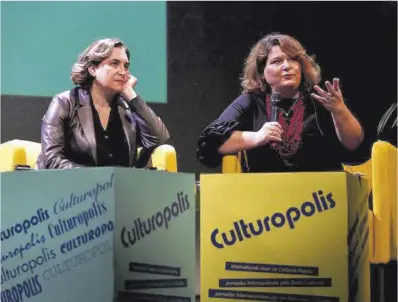  ?? ElisendaPo­ns ?? Ada Colau i Alexandra Xanthaki, durant la inauguraci­ó del fòrum Culturopol­is, ahir.