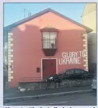  ?? (Photo: Katie ?? ‘Glory to Ukraine’ displaying prominentl­y on the exterior of a building on Barrack Hill, Fermoy.
Glavin)