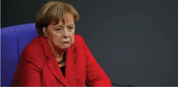  ?? FOTO: REUTERS/ NTB SCANPIX ?? Tyskland har en politisk kultur som forutsette­r en sterk regjerings­ledelse hvor parlamente­t fungerer som et sandpåstrø­ingsorgan for beslutning­er som allerede er fattet i regjeringe­n, skriver artikkelfo­rfatteren. På bildet: Angela Merkel og Spd-leder...
