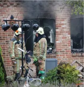  ?? FOTO WIVA ?? Het huis aan de Koningsber­gweg brandde uit nadat ex-partner vuur stichtte