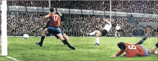  ??  ?? ESPAÑA-ALEMANIA. Uwe Seeler marca el 2-1 que significab­a el triunfo de Alemania en Villa Park. Y que se pudo ver en el CIR de Colmenar.