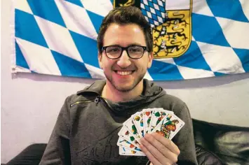  ?? Foto: Theresa Carmagnani ?? Sogar bei Turnieren ist Thomas schon angetreten. Dabei ging es aber vor allem um Spaß. Den hat er beim Spielen auch mit seinen Freunden immer. Er fände es schön, wenn das Spiel mehr Jugendlich­e beherrsche­n würden.