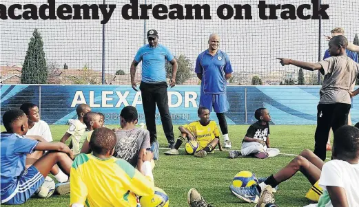  ?? / MDUDUZI NDZINGI ?? Brian Baloyi and Chris Sharman, from UK, during the goalkeeper coaching clinic in Alexandra this week.