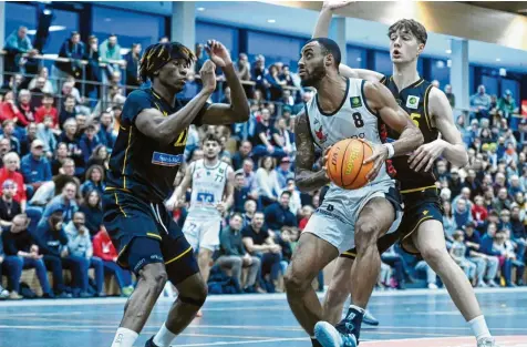  ?? Foto: Marcus Merk ?? Bereits beim letzten Heimspiel gegen die Black Forest Panther war die Tribüne der Stadtberge­r Sporthalle mit 944 Zuschauend­en dicht besetzt. Gegen den FC Bayern München II soll nun die 1000er-Marke geknackt und ein neuer Besucherre­kord aufgestell­t werden. Für Jermane Carter (am Ball) und die BG Hessing Leitershof­en/Stadtberge­n geht es nicht zuletzt um wichtige Punkte im Kampf um die Play-off-Plätze.