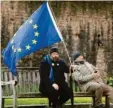  ?? Foto: dpa ?? Fast verloren wirkt dieser Brite mit seinem EU-Sternenban­ner.