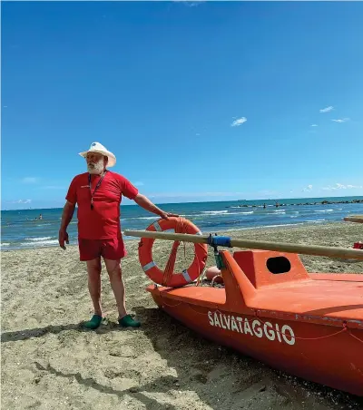  ??  ?? Ieri e oggi
Qui accanto, Pippo Garbisa oggi. In basso, il bagnino veneto insieme con il fratello Piero (con indosso una maglietta bianca) sulla stessa spiaggia negli anni ‘60