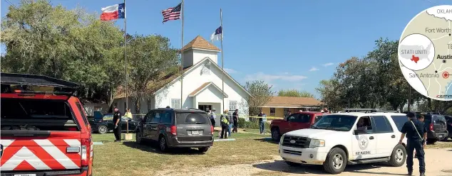  ??  ?? Sutherland Springs L’ingresso Le forze dell’ordine di fronte alla chiesa della sparatoria di ieri a Sutherland Springs, Texas