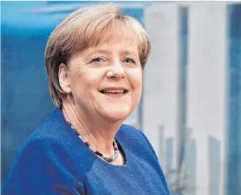  ?? FOTO: AFP ?? Voller Lust auf Wahlkampf und angeblich „tief in allen Themen drin“: Kanzlerin Angela Merkel (CDU) in Berlin vor Beginn des ARD-Sommerinte­rviews.