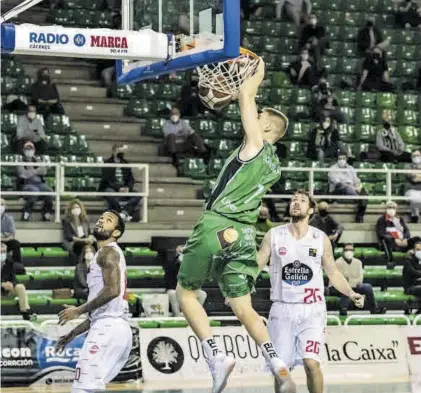  ?? SILVIA SF ?? Schaftenaa­r machaca en el único partido como local del Cáceres con público esta temporada, ante Ourense.