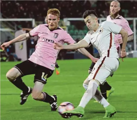  ?? AFP PIC ?? Roma’s Stephan El Shaarawy (right) vies with Palermo’s Alessandro Gazzi in their Serie A match on Sunday.