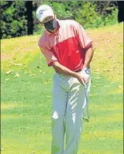  ?? KESHAV SINGH/HT ?? (Pic left) Shubhankar Sharma does a virtual high five with Karandeep Kochhar. (Top) Jeev Milkha Singh too was in action as Chandigarh Golf Club, which reopened after more than two months.