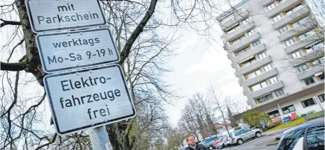  ?? FOTO: MATTHIAS BECKER ?? Günstiger parken mit Dauerticke­ts (außer den Monatstick­ets) können Autofahrer auf dem Parkplatz vor dem Hauptbahnh­of.