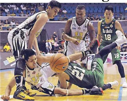  ?? JUN MENDOZA ?? UST Tiger Jeepy Faundo and Green Archer Jeron Ten (21) crash to the floor as they battle for the loose ball while Louie Vigil (left), Sheak Sheriff of UST and Thomas Torres of La Salle prepare to provide support.