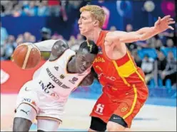  ?? ?? Alberto Díaz defiende a la estrella alemana, Dennis Schröder.