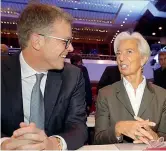  ??  ?? Christine Lagarde, con Christian Sewing, ceo di Deutsche Bank. che ha definito il discorso della presidente della Bce «il migliore da parecchi anni»