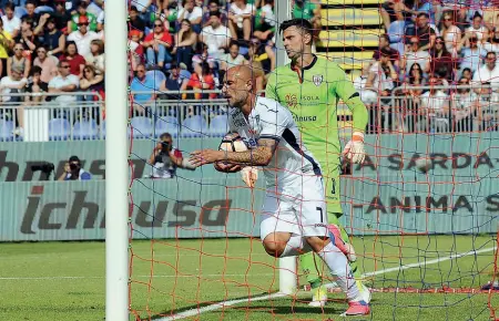  ??  ?? Carica Maccarone raccoglie la palla dalla rete dopo il secondo gol degli azzurri che però non è servito a rilanciare la partita dell’Empoli