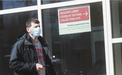  ?? NICOLAuS CzARnECkI / HERALD StAFF FILE ?? GET INOCULATED! A sign points the way to a COVID-19 testing site at the Agganis Arena at Boston University in February. The university announced Friday that it expects all students to be vaccinated by the start of school, with a few exceptions.