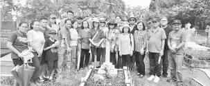  ??  ?? ZIARAH: Ahli keluarga Ningkan menziarahi beberapa pusara insan tersayang mereka yang disemadika­n tapak perkuburan berlainan di bandar raya Kuching.