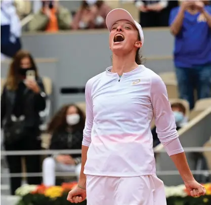  ?? FOTO: MARTIN BUREAU/LEHTIKUVA ?? Polens Iga Swiatek vann Franska mästerskap­en i tennis. Den oseedade 19-åringen är den första polskan att vinna en grand slam-final.