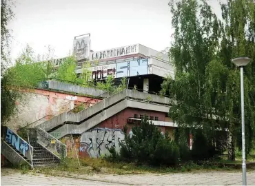  ?? Foto: Matthias Krauß ?? Dem jahrelange­n Verfall preisgegeb­en: früheres Vorzeige-Restaurant »Minsk« am Fuße des Brauhausbe­rgs