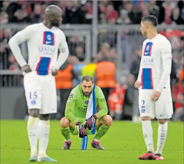  ?? ?? Danilo, Donnarumma y Achraf se lamentan al término del encuentro en Múnich por la eliminació­n del PSG de la Champions.