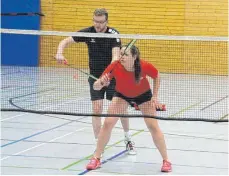  ?? FOTO: SG EHINGEN-LAUPHEIM ?? Das Verbandsli­ga-Team der SG Ehingen-Laupheim (im Bild Alexandra Wörz und Johannes Neudert) musste beim Heimspielt­ag zwei 3:5-Niederlage­n hinnehmen.