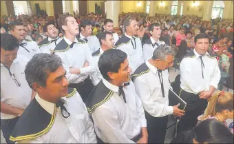  ??  ?? Los cánticos retumbaron con fervor en el interior del templo San Lorenzo de Ñemby.