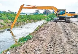  ??  ?? El SIAPA también utiliza una retroexcav­adora de brazo largo