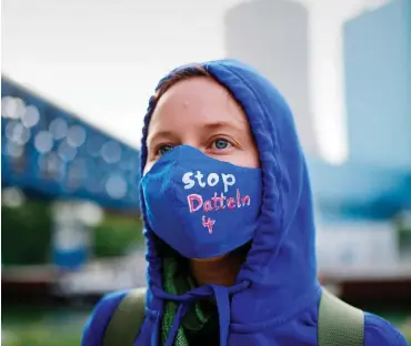  ?? Foto: AFP/Ina Fassbender ?? Eine Aktivistin von »Ende Gelände« bei einer Protestakt­ion vor dem Kraftwerk Datteln 4