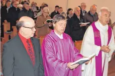  ??  ?? Abschluss des Festgottes­dienstes: Im guten ökumenisch­en Miteinande­r sangen die Pfarrer Johannes Koch, Karl Enderle und Georg Egle.