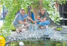  ?? FOTO: BIG ?? Unterm Ginkgo-Baum und am Teich lässt sich’s für Ulrich und Sandra Sammet prima aushalten.