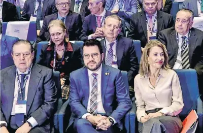  ?? Mané Espinosa ?? El president Aragonès entre la ministra Raquel Sánchez i Vicente Boluda; al darrere, Javier Godó