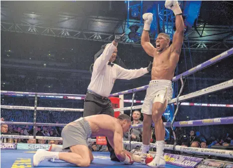  ?? FOTO: DPA ?? Wladimir Klitschko am Boden, Anthony Joshua am Jubeln: London sah großes Boxen am Samstagabe­nd.