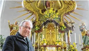  ?? Fotos: Peter Bauer ?? Wallfahrts­direktor Erwin Reichart in der Kirche von Maria Vesperbild. In den nächsten Jahren steht eine umfassende Renovierun­g an.