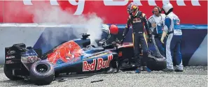  ?? AFP ?? Schrecksek­unde im Qualifying: Kwjat kletterte aber unverletzt aus dem Toro Rosso.