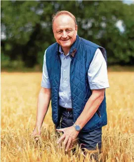  ?? FOTO: GETTY/SCHMITZ ?? Bauernpräs­ident Joachim Rukwied ist überzeugte­r Landwirt und Winzer. Hier in einem Kornfeld.