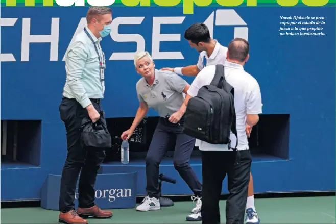  ??  ?? Novak Djokovic se preocupa por el estado de la jueza a la que propinó un bolazo involuntar­io.