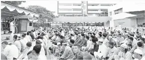  ??  ?? SUASANA solat Aidiladha di halaman KJRI Kota Kinabalu.