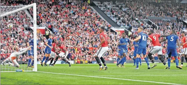  ??  ?? EL 1-0. Rashford aprovechó un centro lateral para, con su pierna derecha, marcar el primer tanto del partido para el Manchester United..