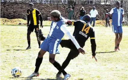  ?? Picture: LUVUYO MJEKULA ?? FRIENDLY CLASH: Roman Callies FC, in blue and white, beat University of Fort Hare FC 2-1 in a friendly match at the Sandringha­m field on Sunday