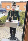  ?? FOTO: HSB ?? Die Schützen kommen in Uniform an die Tür der Besteller.