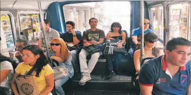  ?? TELAM ?? COLECTIVOS. Como en el subte, se sumarán al sistema de monitoreo en vivo en el transporte público.